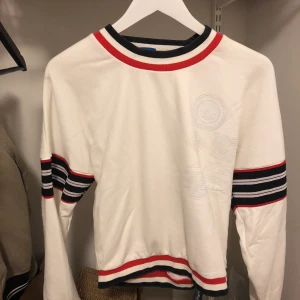Adidas tröja  - Inköpt i Barcelona för några år sedan. Kom till användning knappt tre gånger. Väldigt fin dock och välbevarad. Storlek syns på bild. 