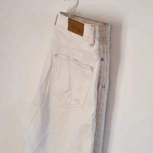 Vita mom jeans - Vita Ginatricot byxor köptes i fjol men är tyvärr lite för stora i midjan. 