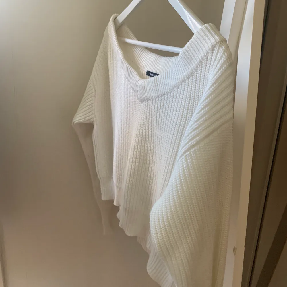 En vit stickad tröja som är cropped. Använd men är i ett bra skick. Tvättar plagget innan säljning. Frakten står köparen för. Skriv om ni har några funderingar !!🤍💓🌸 . Stickat.