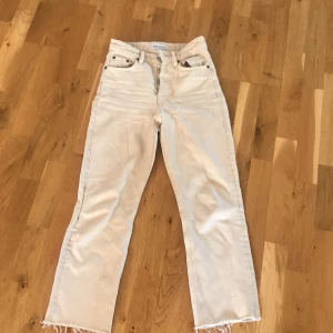 Zara jeans - Ett par beiga jeans från zara med slitningar nedtill. Kan inte skicka bild på då de är för små för mig. Ett litet hål på högra benet och därav det billiga priset 🌸