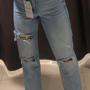 Jeans - Supersnygga jeans med hål köpta på zara