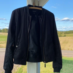 Bomberjacka - En svart bomberjacka ifrån lager 157 storlek 160 som motsvarar en xs/s skulle jag säga🥰 inga märken eller liknande. Säljer då den har blivit för liten på mig. Köparen står för frakt❤️