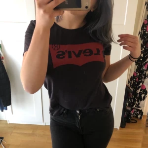 Svart Levi’s tröja  - Svart Levi’s tröja, knappt fått användning för den så med andra ord är den i gott skick! 