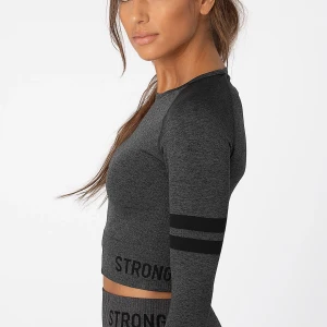 Stronger tröja  - Grå Stronger träningströja i storlek M/L men liten i storleken o passar bättre på S/M då den är väldigt tajt. I superfint skick och är inte sliten på nåt sätt. Kan skicka egna bilder om så önskas. 200kr eller bud!