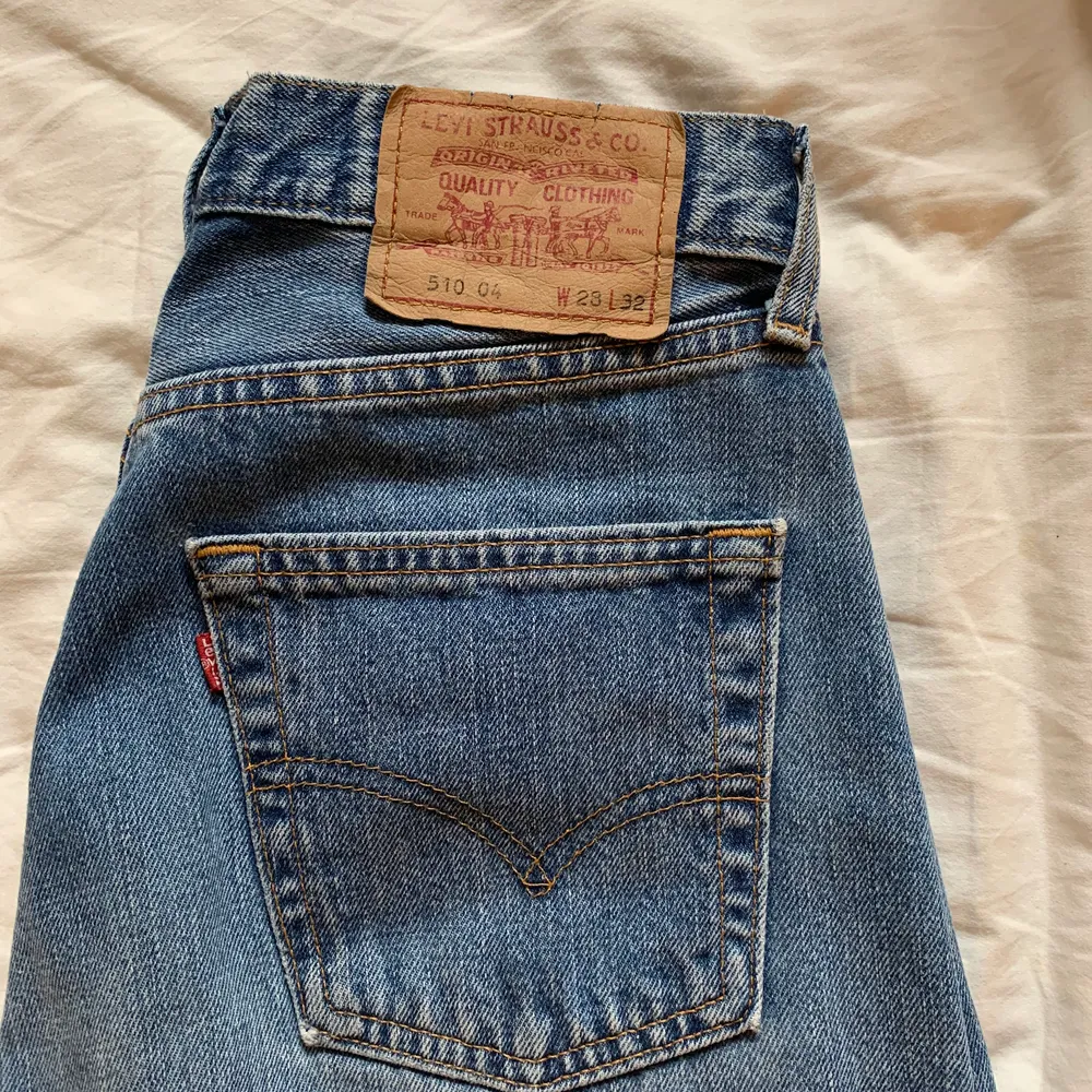 Ett par levis midwash jeans i modellen 510. De är i fint skick med vissa tecken på användning (insida lår). I midjan är de 28 inches och längden är 32 inches. Frakt ingår inte i priset och den står köparen för 🦋 betalning sker via swish, om du undrar något är det bara att fråga! . Jeans & Byxor.
