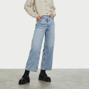 vida jeans bikbok - jeansen jag säljer är som på bilden fast en mörkare nyans!!!! sitter jätte bra på mig som är 1.70 är dom ändå ”långa” sitter som ett par 38 jätte bra stretch!!💓💓 aldrig använda 
