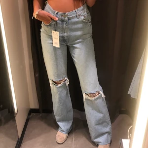 Zara full lenght jeans - Helt oanvända, är 176cm lång och dem går ändå ner till hälarna på mig👍🏽 byter gärna mot en 36a om nån skulle vilja byta:) frakten står köparen för