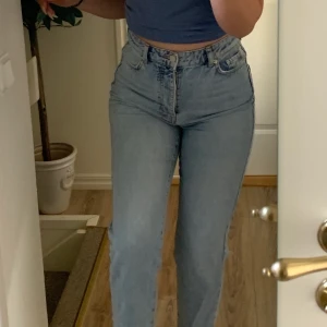 Jeans - Jeans, Gina tricot, strl S. Avklippta men nu för korta för mig som är 165. Nypris 500, säljer för 200+frakt. Otroligt sköna med bra passform i midjan. Inte mycket använda! Först till kvarn som gäller🥰