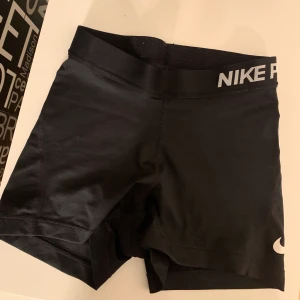 Träningsshorts - Ett par träningsshorts från märket nike. Använd några gånger. Tvättar plagget innan säljning. Frakten står köparen för. Skriv om ni har några funderingar !!🤍💓🌸 