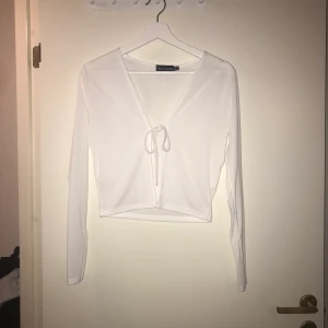 Kofta med knytning  - Superfin vit kofta med knytning från pretty little thing💕 säljer pga att jag inte använder den 