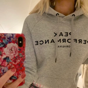 PEAK PERFORMANCE  - Grå Peak Performance hoodie. Använd men väldigt bra skick, inga skador. Varm och perfekt nu till vintern! Priset kan diskuteras. Nypris: 1200