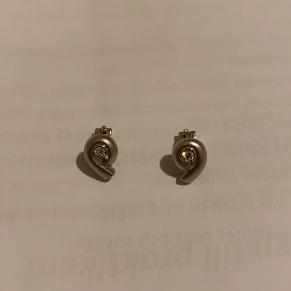 Tror dem är silverpläterade. Använda 1 gång. Örhängen sätter man in med en klipps alltså fungerar de även till folk som inte har hål i örat. Accessoarer.
