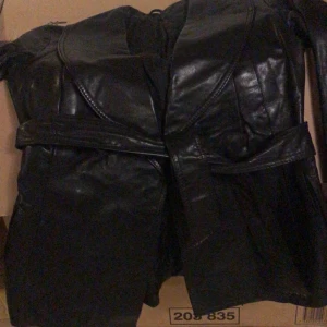 Svart skinnjacka  - Min mammas gamla skinn jacka, oklart från när. Strlk 34