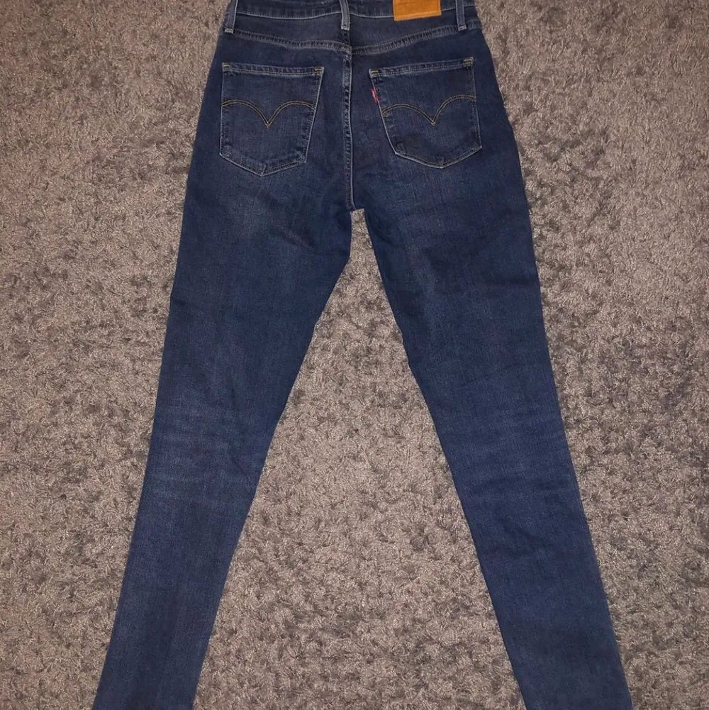 Jättefina marinblåa jeans, endast använda ett fåtal gånger! Säljer pga för små. Jeans & Byxor.