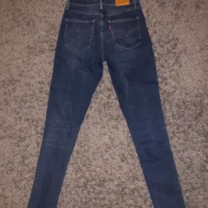 Jättefina marinblåa jeans, endast använda ett fåtal gånger! Säljer pga för små