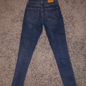 Levis High Rise Skinny - Jättefina marinblåa jeans, endast använda ett fåtal gånger! Säljer pga för små