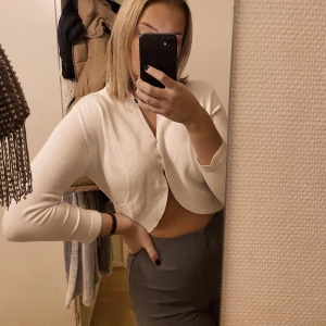 Vintage koftans  - Croppad vit kofta köpt på second hand, går att styla på flera olika sätt. Är M men passar XS-S. Bud från 75 💖