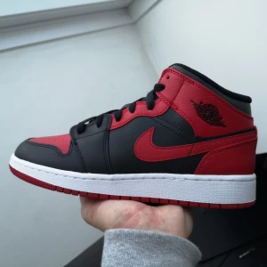 Jordan 1 Mid Banned - Säljer dessa Jordans i "Banned" färgen, en klassisk Jordan colourway och riktigt populär! Finns i storlek 38.5 och 39! Finns för upphämtning i Trollhättan eller kan också fraktas!