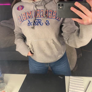 Vintage hoodie  - Funderar på att sälja min favorit hoodie från Abercrombie & Fitch😇 Modellen har en del slitningar på muddarna och på fickan som man kan se på bilderna. Hör av dig om intresserad🥰