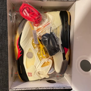 Jordan 5 OFF-WHITE SAIL  - säljer ett par Jordan 5 SAIL storlek 42 pris:4200 kan it tänka mig gå under det!! Hör av er vid intresse 