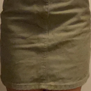 grön jeanskjol - En grön jeanskjol från Gina Tricot, knappt använd. Ganska kort men bra passform. Köpt för 399kr