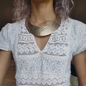 Guld halsband  - Guldaktigt halsband med modern stil till det och enkel mönstrat med lite kedja där bak vid uppsättning av halsbandet. Pm gärna vid frågor ❤️