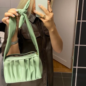 Grön baguette bag  - Pastell grön axelremsväska aldrig använd. Banden har gusterbar knytning. 