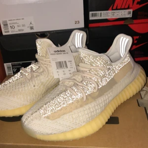 YEEZY 350 Natural V2 - Riktigt klassisk färg på Yeezy. Går att matcha till det mesta och otroligt sköna. Helt nya. Kvitto finns och köptes för 2400kr. 