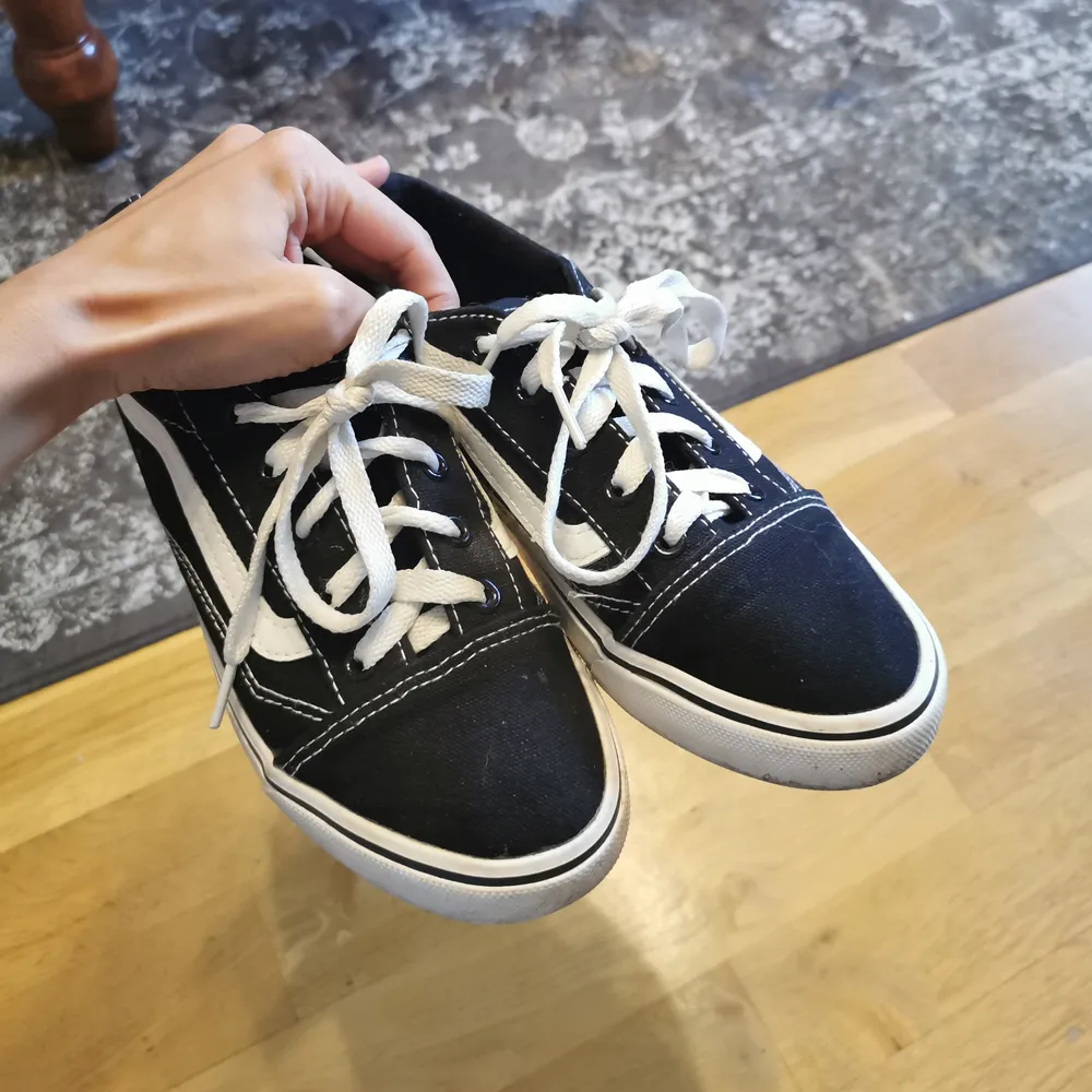 Knappt använda skor som liknar vans, men som inte kunnat användas ordentligt pga. för att de är för liten storlek. Nästintill nya. Pm gärna vid frågor! ❤️. Skor.