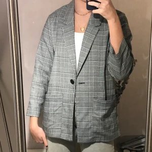 Blazer från Monki - Snygg rutig blazer från Monki! Kan skickas, köpare står för frakt.
