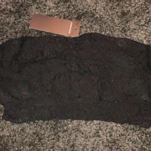 Bh topp utan axelband. Svart spets - Supersnygg sexig svart spets topp utan axelband. Helt ny. Frakt ingår. Storlek L