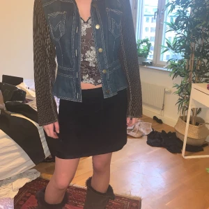 Coolaste jackan. Skitfina ärmar och snygg tajt passform.  - I bra skick förutom en liten lös tråd( på baksidan)  som lätt går att fästa igen. Sparsamt använd. 