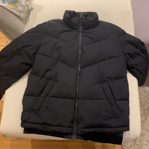Elvine jacka svart L - Förra årets vinterjacka som är använd men är i bra skick. 6/10 varm och skön. Köpt för 3000. Funkar för alla men är i herrmodell