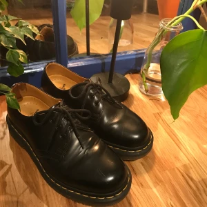 Dr martens stl 37 - Hallihallå, allihopa! Nästintill oanvända Dr martens i storlek 37. I mycket bra skick då de endast använts ett fåtal gånger! Skorna har bara legat i garderoben, därav väljer jag nu att sälja! Eventuell frakt står köpare för. Hör av er om ni vill ha fler bilder! Nypris 1000kr. Priset kan diskuteras. 