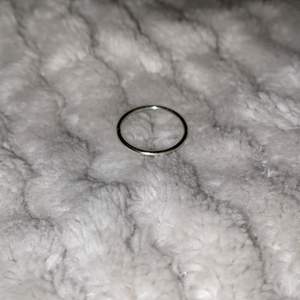 En jätte simpel och basic silvrig ring, kommer inte till användning då jag inte använder ringar och vill att den ska få ett nytt hem. Köparen står för frakten
