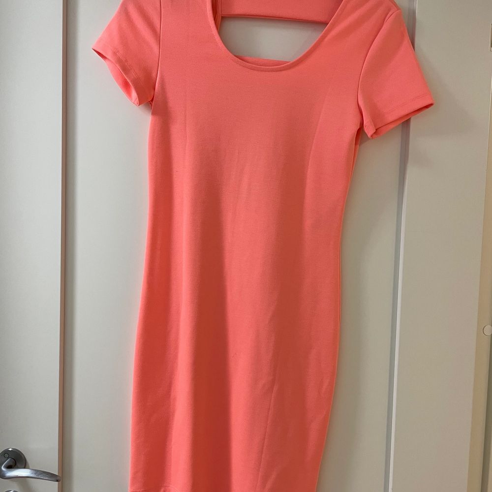 Neonrosa klänning, använd endast 1 gång. . Klänningar.