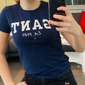 GANT t-shirt strl XS - Marinblå stilren t-shirt i bra skick från GANT. Förtjänar att användas mer, börjar dock bli för liten för mig. 