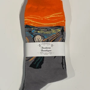 🧡Strumpor med motiv ”skriet”🧡 - 🧡Helt nya strumpor för minst 50 kr med motiv ”skriet”🧡 har dessa strumpor med andra motiv och de är väldigt sköna och ser jättebra ut med bla vita sneakers🧡 stretchiga och passar mig bra som har strl 38 i skor🧡