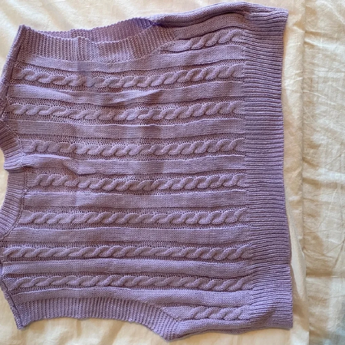 Lila stickad väst - 90