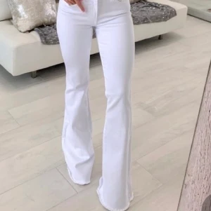 vita flare jeans  - Säljer vita flare jeans ifrån dr denim i storlek M, 32 i benen. Helt i nyskick, inga hål eller fläckar. Köpta för 599 och säljes pga att jag aldrig använder de! Den första bilden är lånad 🥰