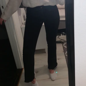 Svarta bootcut jeans  - Skit snygga svarta bootcut jeans ifrån Zara. Formar sig jättefint. 