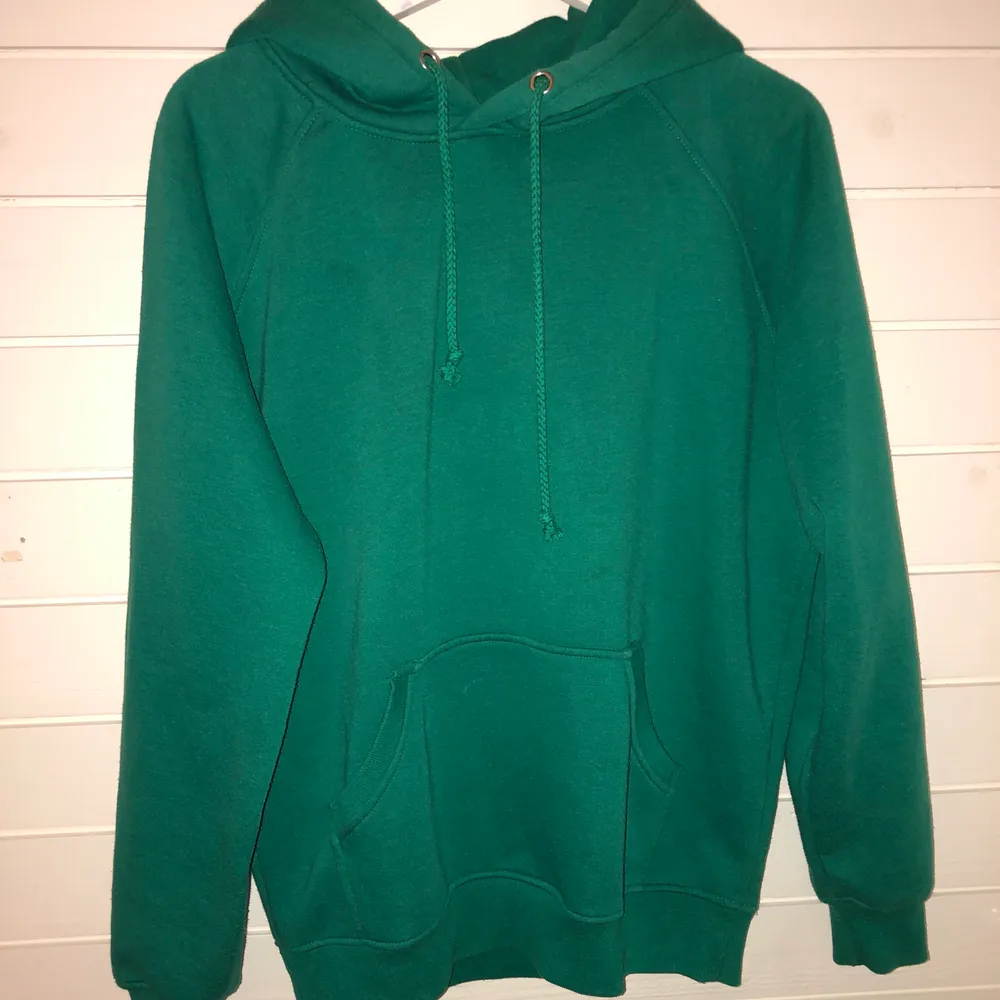 Smaragdgrön hoodie med stor luva. Storlek M, bikbok. Måttligt använd. (Köpare står för frakt). Tröjor & Koftor.