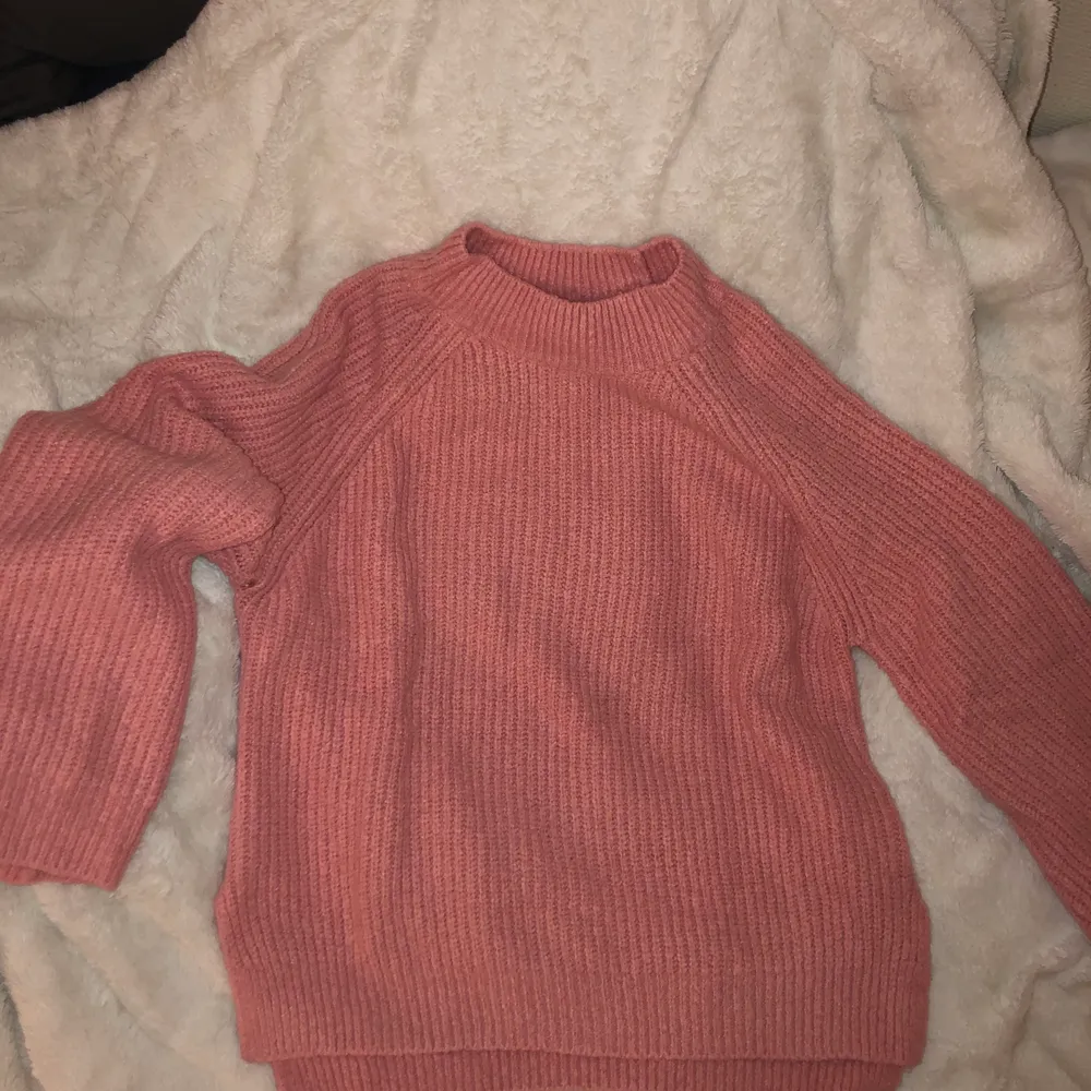 Selling this cozy bright pink jumper, size M. Tröjor & Koftor.