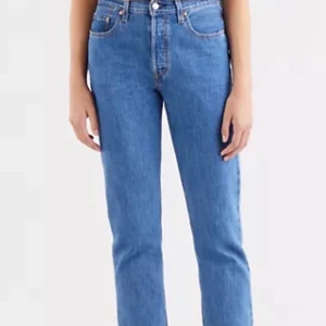 Levis 501 jeans  - Superfina, knappt använda  Levi’s jeans i den klassiska modellen 501. Bra längd för mig som är 167 cm. Köparen står för frakten. Pris 549kr + frakt 