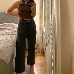 mörkgråa jeans från monki, längd 24 (är 160) - jättefina jeans, modellen heter Yoko och ska vara lite korta i benen (jag är ungefär 160 och dem passar mig bra) köpta för 400kr. Skriv privat för mer info☺️