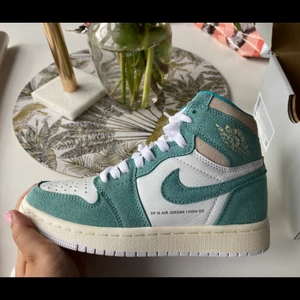 Air Jordan 1 turbo green  - Säljer mina air jordans turbo green höga då jag ej använder dom. Kan ej garantera att dom är äkta!! Dom är använda 2 gånger. Storlek 36 men passar 37/38! Du står för frakten som är  spårbar!! (Lägger ut på fler ställen för mer chans att få dom sålda!!)