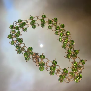 Armband - Ett fint armband av metall med gröna glaspärlor✨frakten ingår i priset💃🏼                                                                                —————————————————————                                                                                  Kika gärna in på min profil, säljer en massa olika handgjorda smycken💃🏼 perfekt till dig själv eller i present till någon❣️✨