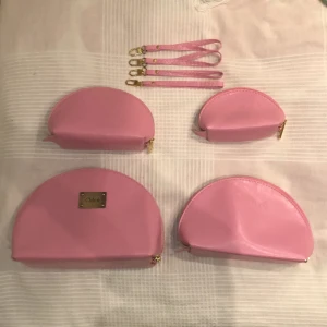 Necessärer - 4 st necessärer nästan aldrig använda. Ej äkta, helt okej kvalite, men väldigt söta och praktiska när man behöver variera storlek på necessärer💗 Tillhörande band tillkommer. Alla för 130kr, styckvis 40kr. Köparen står för frakt 📦