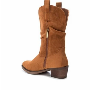 XTI stövlar NY - XTI NY Stövlar, orginal pack, brun,  Foder: syntetisk materialfabric Sula: gummi Heel höjd cm: 5 Plattform höjd cm: 1 Leg höjd  cm: 16 Detaljer: dragkedja