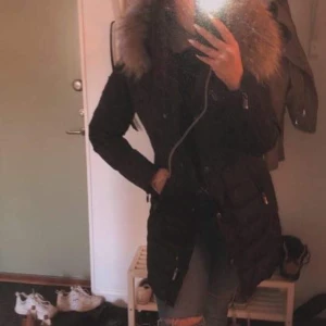 Pälsjacka strl 42  - Äkta päls medförljer. Köpt förra vintern. Använd fåtal gånger. I nyskick. Köptes i stockholm för 2800 kr! Pris kan diskuteras 